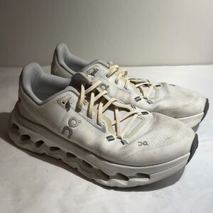 Used on cloud On Running White Athletic Shoes women’s sz 8